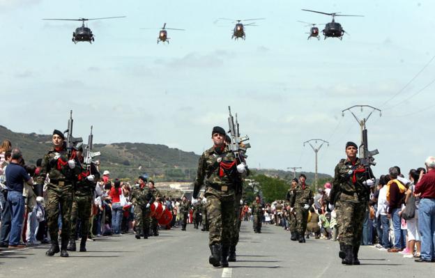 Helicópteros y tropas desfilan en el Día de las Fuerzas Armadas en el cuartel de Agoncillo. :: /Justo Rodriguez