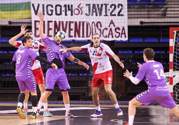 Garabaya observa atento a Javi García y a Víctor Vigo, en el último choque ante Guadalajara. / FERNANDO DÍAZ
