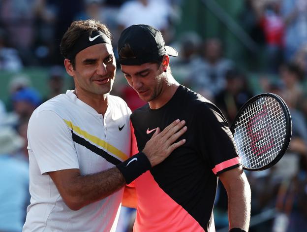 Federer felicita a su rival, tras el partido de ayer. :: afp/