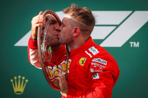 Sebastian Vettel celebra su victoria en el Gran Premio de Australia, disputado en el circuito Albert Park. :: Diego Azubel / efe/