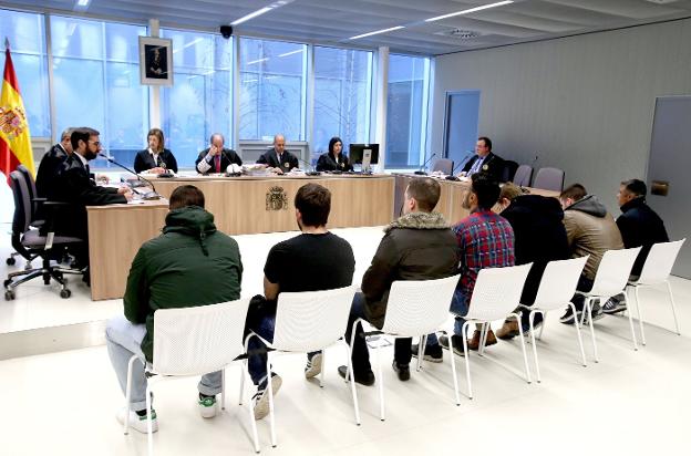 Siete de los ocho miembros de Nueva Época que ayer fueron condenados, en el banquillo de los acusados de la Audiencia Provincial. :: j.m.
/