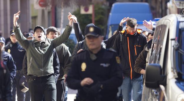 Miembros de Nueva Época, custodiados por la Policía Nacional. :: s.t./