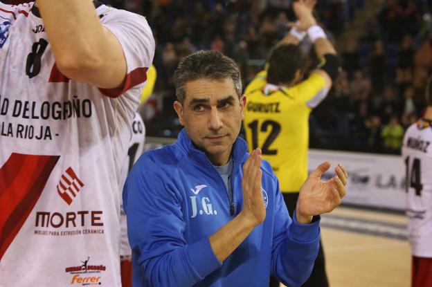 Jota González aplaude después del partido. :: Juan Marín
/