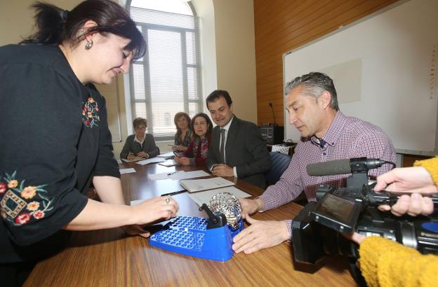 Momento del sorteo de la letra de desempate celebrado ayer en la Consejería de Educación. :: j. herreros/