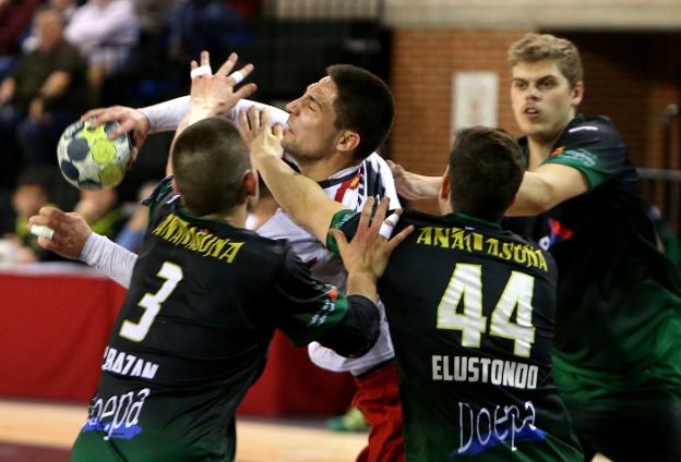 Bazán y Elustondo tratan de deterner a Lazar Kukic. :: Juan Marín/