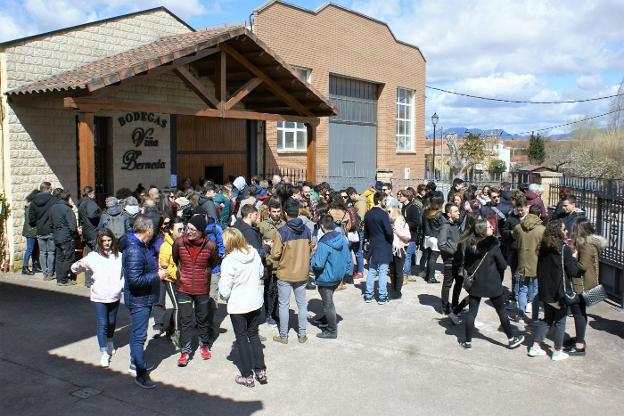 Personas de todas las edades recorrieron las bodegas, catando sus vinos tintos y blancos. :: F. D./
