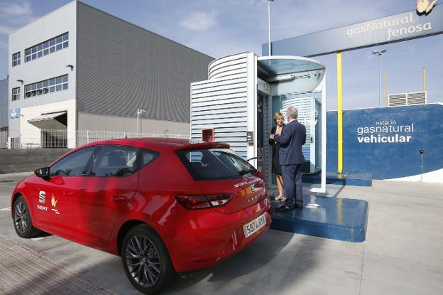 Gasolinera. Seat ha apostado por el GNC. :: EFE
/
