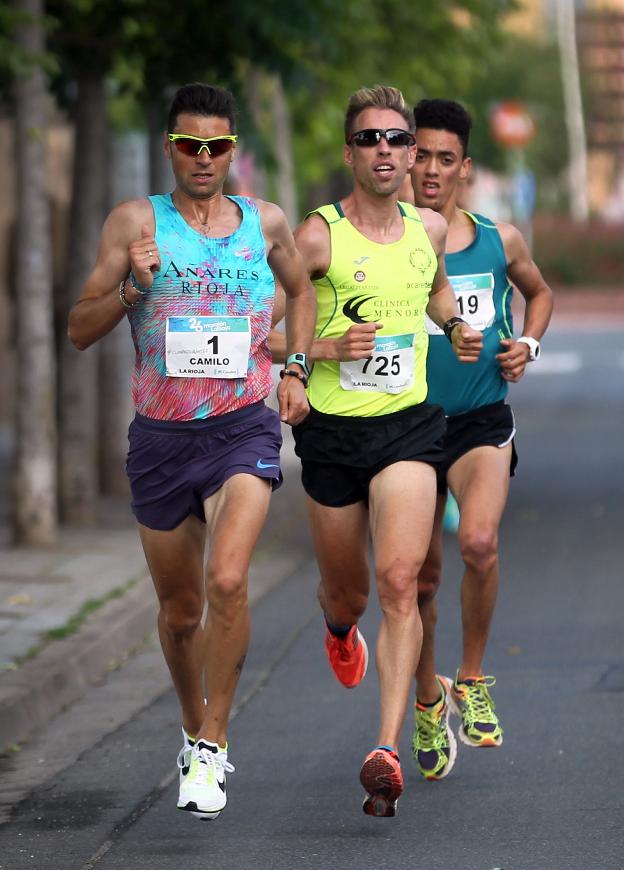 Camilo Santiago (1) junto Ricardo Serrano y Ossama Ifraj, en la Media Maratón de La Rioja. :: J. Rodríguez
/