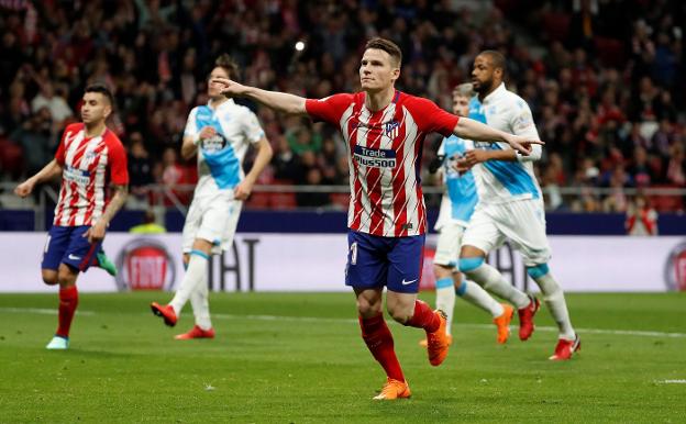Gameiro festeja su gol, el único del partido y el que dio los tres puntos al Atlético. :: efe/