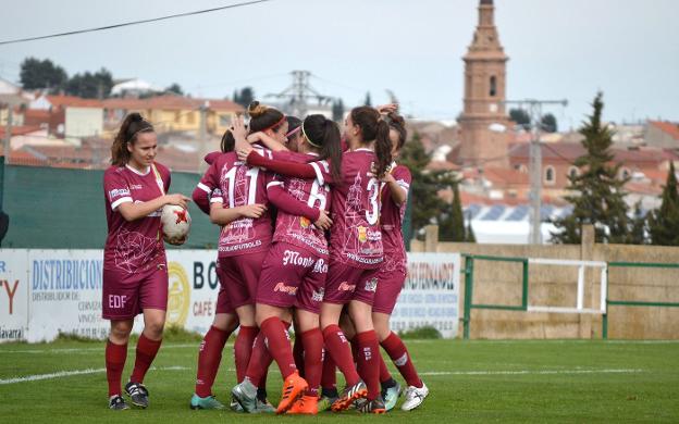 Las jugadoras del
EDF Logroño celebran el
primer gol del partido.
:: sergio martínez/
