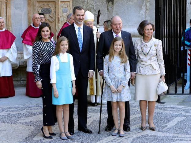 Don Felipe VI y doña Letizia, con los Reyes eméritos y con sus hijas Leonor y Sofía. :: afp/ Jaime reina/