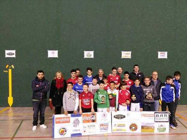 A la izquierda, Altuzarra, Zabala, Nava, Salaberria y Ruiz. Finalistas (dcha.) del torneo Villa Ezcaray. :: c.p.e./
