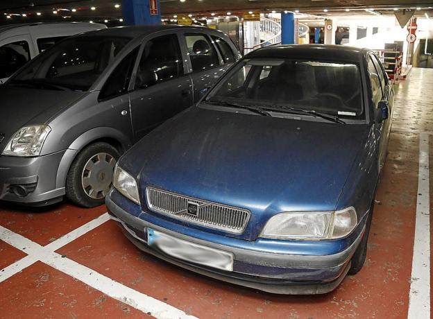 Vehículo estacionado en un parking de Palma desde el año 2009. /ALEJANDRO SEPÚLVEDADIARIO ÚLTIMA HORA