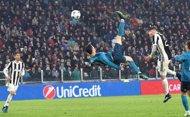 Cristiano Ronaldo realiza una espectacular chilena que significó el segundo gol del Real Madrid en Turín. :: efe/
