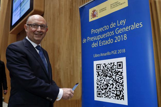 El ministro Cristóbal Montoro, ayer en el Congreso. :: efe
/