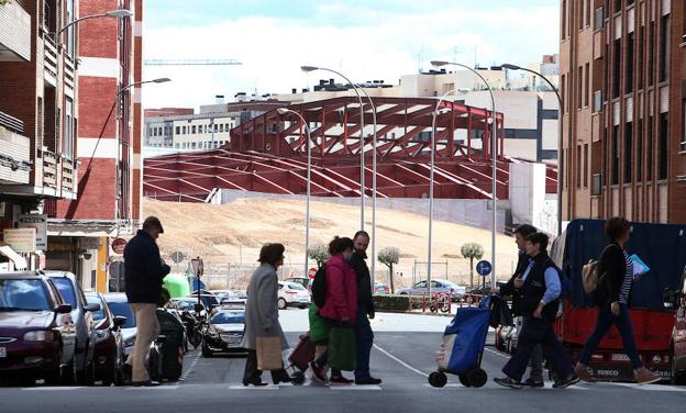 La obra de la nueva estación de autobuses se divisa desde Pino y Amorena. :: /Juan Marín
