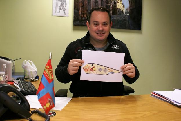 Julio Nájera, con el boceto de la parte principal del mural. :: F. D./
