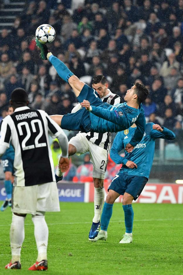 Cristiano golpea al balón en una espectacular chilena. :: afp/