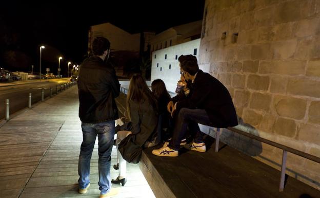 Unos jóvenes toman algo en el entorno de El Revellín. /Sonia Tercero