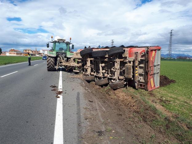 El tractor accidentado, con Santo Domingo al fondo. :: policía local/