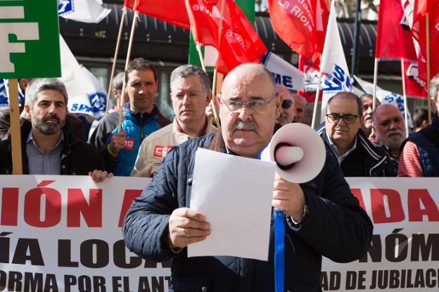 Imagen de la protesta de ayer ante la Delegación del Gobierno. :: s.t.
/