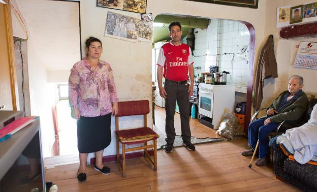 Conchi Jiménez Jiménez, junto a su padre y su hijo Arturo Gabarri Jiménez, en el interior de la casa de Islallana en la que conviven 13 miembros de la familia.
:: Sonia Tercero/