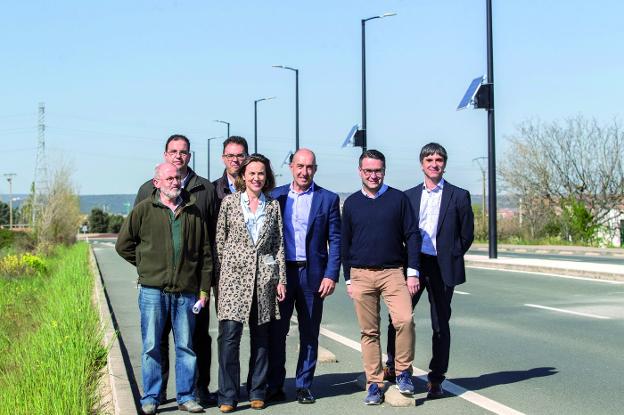 Alcaldesa, concejales y representantes de las empresas, ayer. :: j. r./