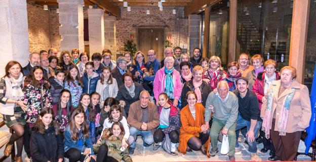 Fotografía de grupo de los asistentes a la reunión, al término de la misma. :: albo/