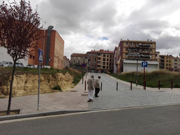 El aparcamiento se encuentra sobre una zona peatonal. :: j.l./