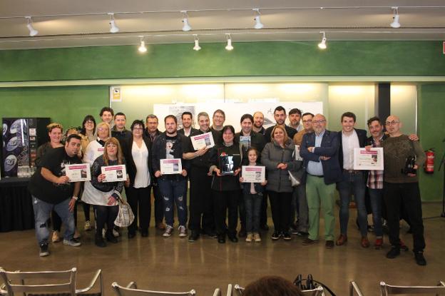 Foto de familia de los responsables de los ocho establecimientos finalistas en esta edición del concurso del Día del Ajo Asado. :: E.P./