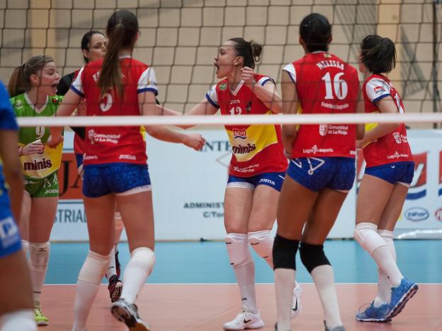 Las jugadores del Arluy celebran uno de sus puntos ante el 7 Palmas. :: díaz uriel/