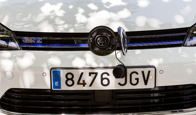 Enchufe para la carga del motor eléctrico del Golf GTE. :: F.D./
