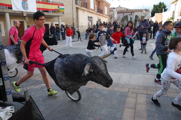 Encierro con toros de ruedas, ayer en El Villar de Arnedo. :: s.s.j./