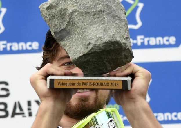 Sagan levanta el fragmento de adoquín con el que se premia al ganador de la París-Roubaix. / AFP
