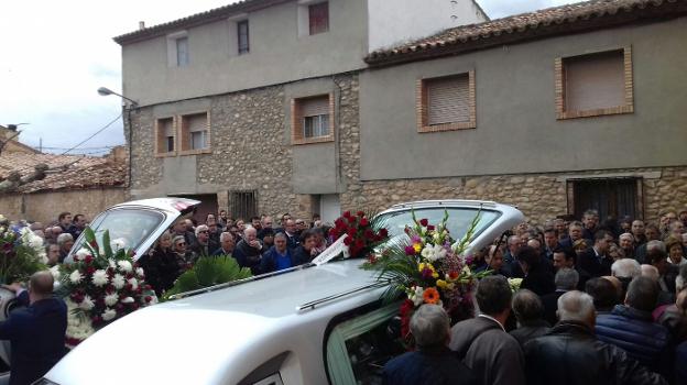 Muchos quisieron despedirse ayer del matrimonio de Valverde fallecido en accidente de tráfico. :: l.r./