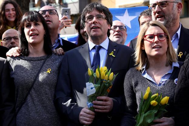 Carles Puigdemont y Elsa Artadi, el sábado, en Berlín, tras las rueda de prensa que ofreció el expresidente catalán. :: Omer Messinger / efe/