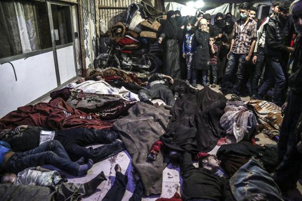 Cadáveres de civiles sirios, adultos y niños, se agolpan en un refugio en Duma tras el ataque denunciado por los opositores. :: efe/