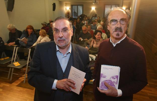 Luis Martínez de Mingo (a la derecha) y Raúl Eguizábal, ayer en la inauguración de las XX Jornadas de Poesía en Español. :: juan marín/
