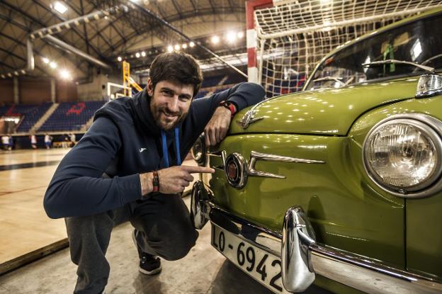Gurutz señala la placa de '600' del Seat. :: justo rodríguez/