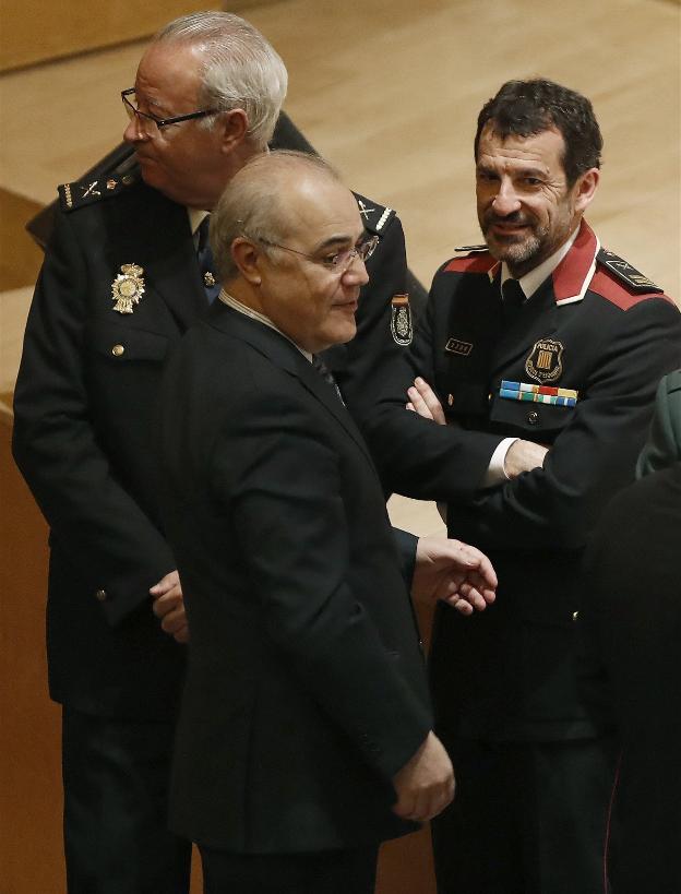 El juez Llarena departe ayer en Barcelona con el jefe de los Mossos, Ferran López. :: andreu dalmau / efe/