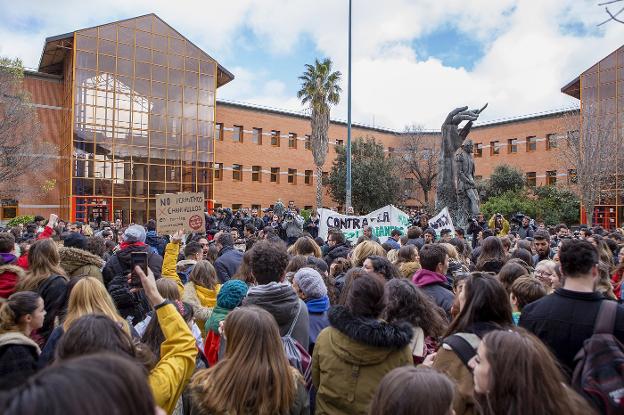 Estudiantes de la Universidad Rey Juan Carlos exigieron ayer la dimisión de Cristina Cifuentes y del rector de su centro. :: virginia carrasco/