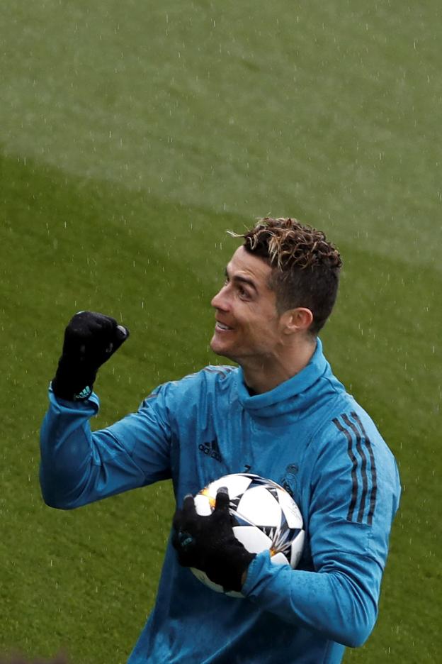 Crsitiano Ronaldo, en el entrenamiento de ayer. :: efe/