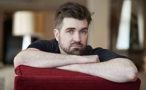 A. J. Finn posa tras una entrevista. /Alejandro García (Efe)