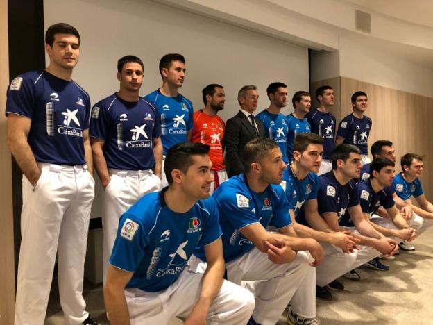 Víctor, en primer plano, junto al resto de participantes en el Manomanista de Primera, a excepción del catarroso Elezkano. :: aspepelota
/