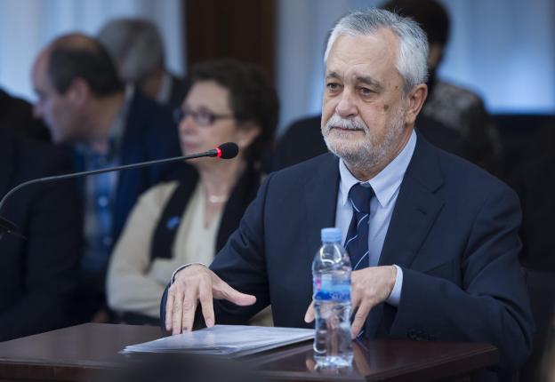 El expresidente Griñán declara ayer en la Audiencia de Sevilla. :: Raúl Caro / efe/