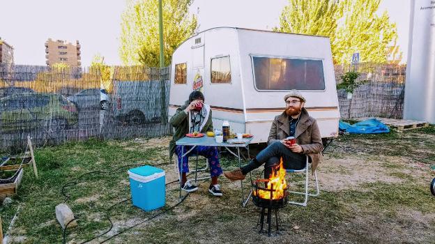 Quique Peinado y Manuel Burque viven en la caravana que les sirve también de estudio portátil de radio. :: movistar/
