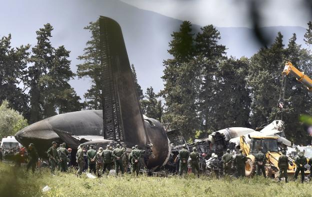 Los equipos de rescate de Argelia trabajan en los restos del avión militar ayer siniestrado. :: R. K. / afp/