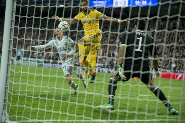 Lucas Vázquez y Benatia en la acción del penalti que clasificó al Real Madrid ante la Juve. :: ignacio gil/