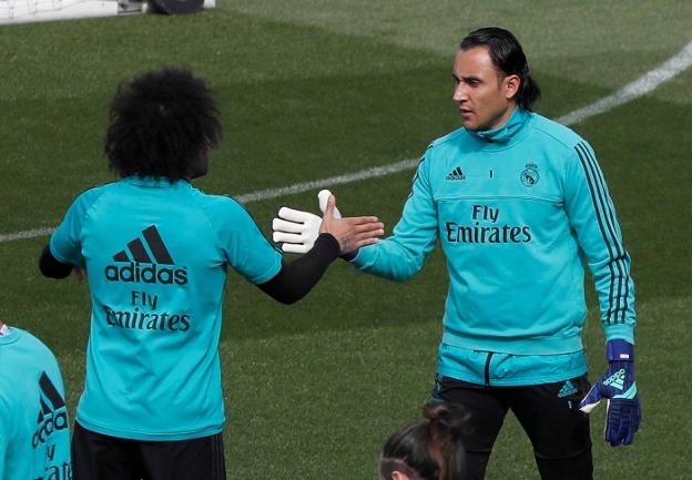 Marcelo estrecha la mano a Keylor Navas. :: efe/