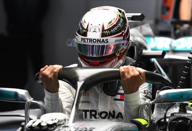 El piloto británico Lewis Hamilton, ayer, en el circuito de Shanghái, durante la sesión clasificatoria del GP de China. :: GREG BAKER / AFP/